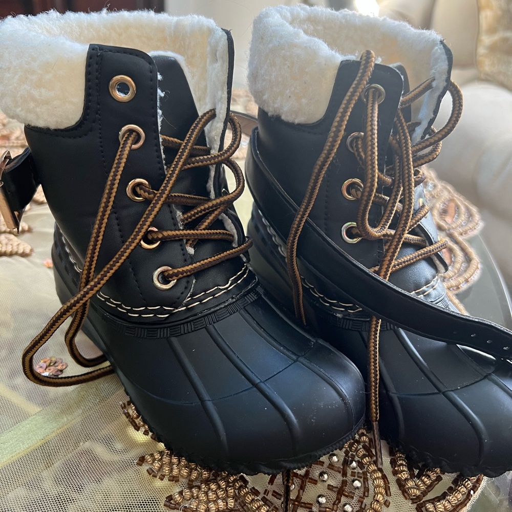 Girls black Duck boots with shearling lining-like NEW Worn once indoors